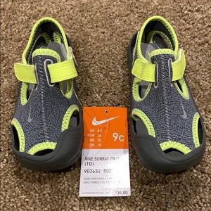 Brand New Toddler 9C Nike sandals